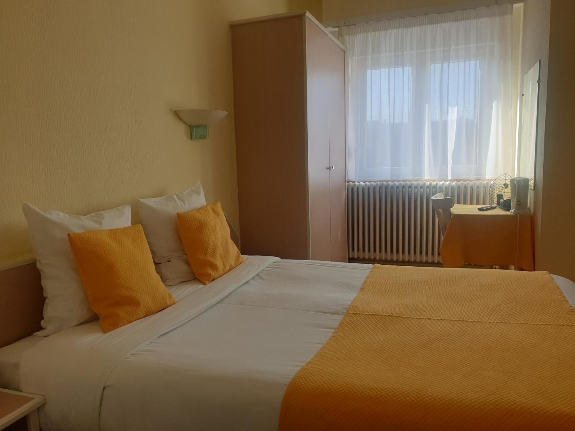 Hotel Restaurant Aux Deux Roses Neuf-Brisach Zewnętrze zdjęcie